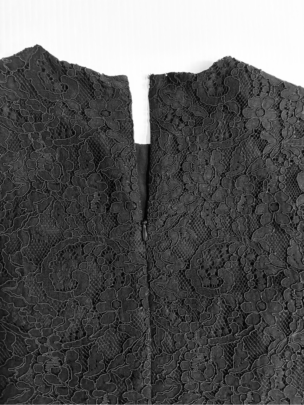 Lauren Ralph Lauren Black Premium Lace Top with Cap-Sleeve - Size: 2 - Picture 7 of 14